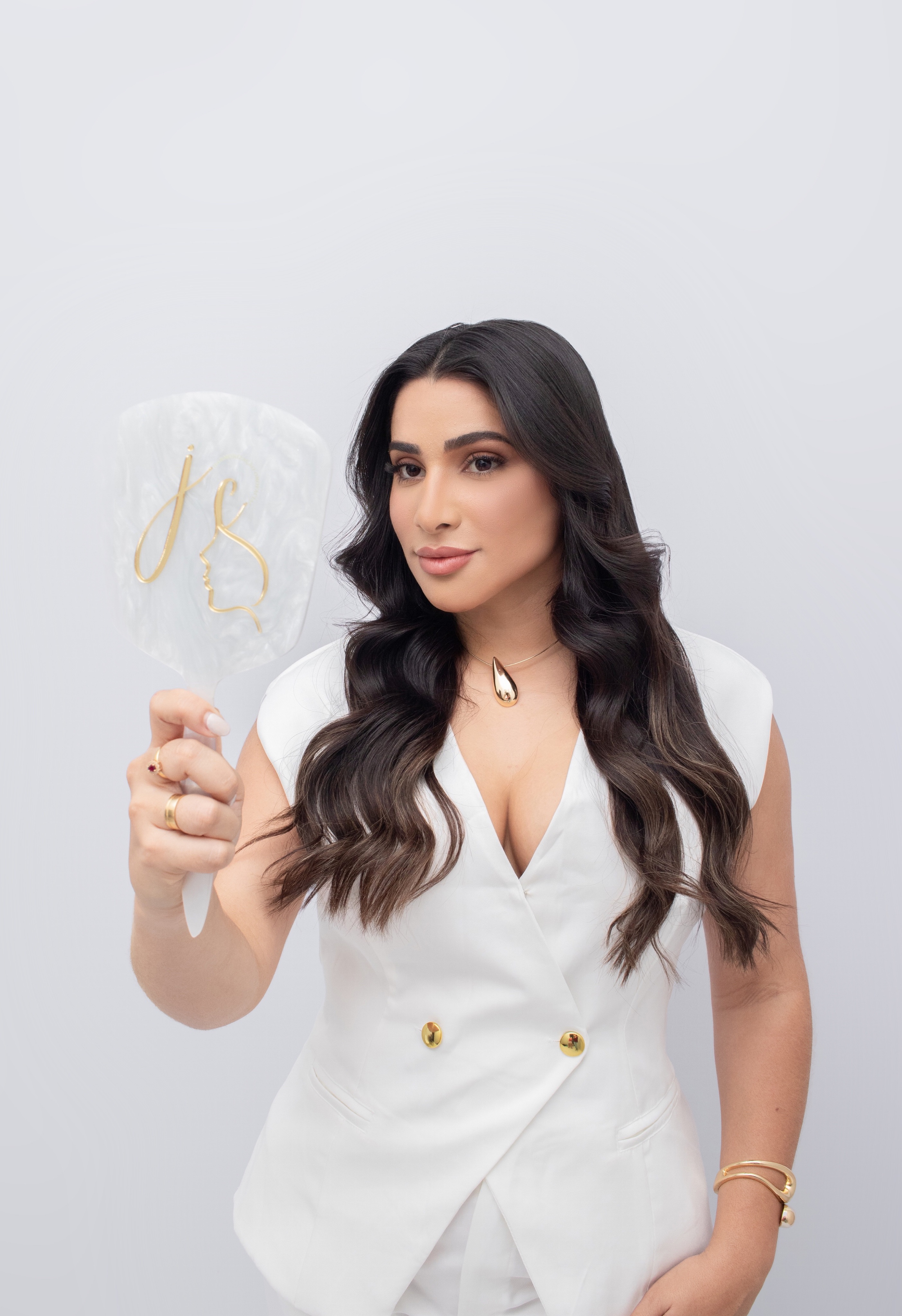 Dra. Joquebedy Costa em seu ambiente profissional